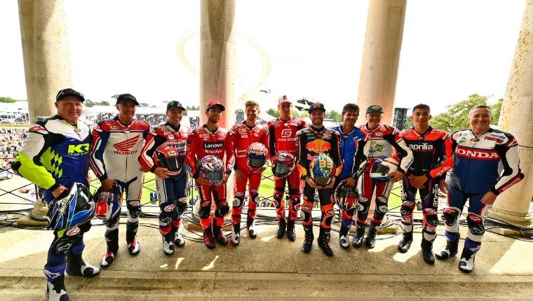 Moto GP Superstars auf dem Balkon von Goodwood House