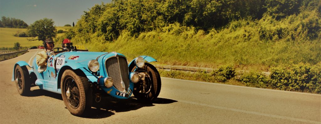 Ein wunderschöner babyblauer Bugatti T 35 A kurz vor der Einfahrt nach Siena