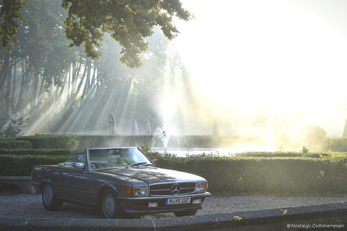 Mercedes-Benz 300SL 300 SL W107 107 blau metallic blaumetallic Sonne Sun Park Provence | Nostalgic Oldtimerreisen